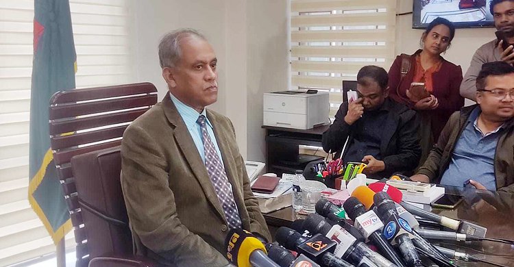 নির্বাচন শান্তিপূর্ণ হয়েছে, বিদেশিদের মন্তব্যে গুরুত্ব দিচ্ছি না: ইসি আলমগীর