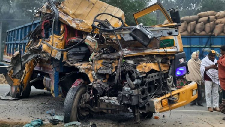 বাসের ধাক্কায় দুমড়ে মুচড়ে গেল ট্রাক, চালক নিহত আহত ১০