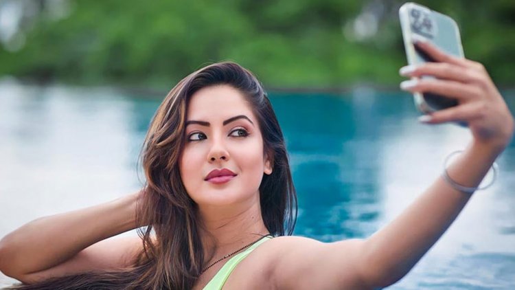 ছেলে মাকে বিকিনিতে দেখে বড় হচ্ছে, অন্যরা পরলে কুনজরে দেখবে না