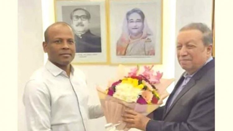 মিষ্টি আর ফুল নিয়ে ওসিকে শুভেচ্ছা জানালেন পটিয়ার সংসদ সদস্য