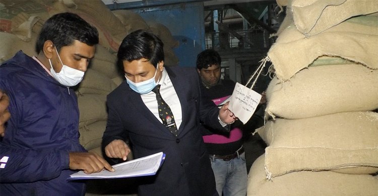  চাল মজুত করায় মিল মালিককে ৩ লাখ টাকা জরিমানা