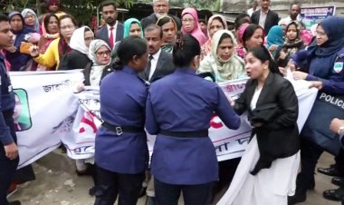 মহিলা দলের মানববন্ধনে পুলিশের বাধা, শ্লীলতাহানির অভিযোগ