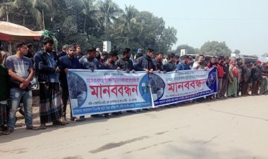  সৈয়দপুরে সড়ক সংস্কারের দাবিতে ৪ কিলোমিটারব্যাপী মানববন্ধন