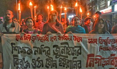 ঢাবি শিক্ষক নাদির জুনাইদের বিচার দাবিতে মশাল মিছিল