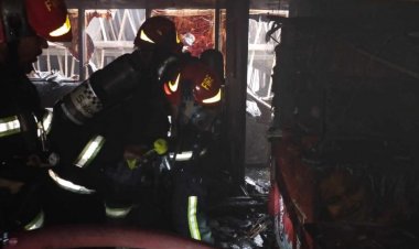 ওয়ারীতে আগুন লাগা ভবন থেকে ৯৯৯-এ ফোন : জীবিত উদ্ধার ৮০ জন