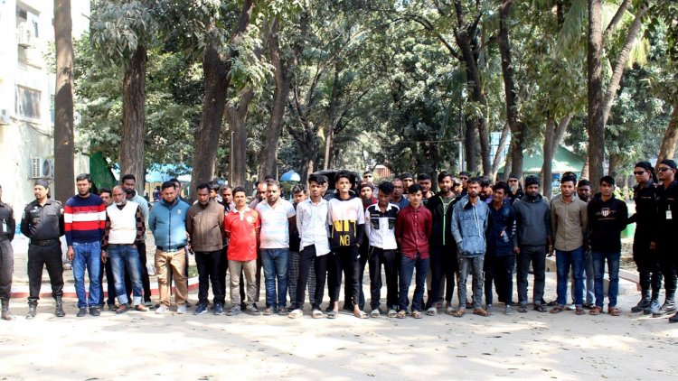 লেজার লাইটের ইশারায় পণ্যবাহী গাড়ি আটকে চাঁদাবাজি করতেন তারা