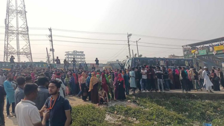 ধামরাইয়ে বেতন বৃদ্ধির দাবিতে শ্রমিকদের সড়ক অবরোধ