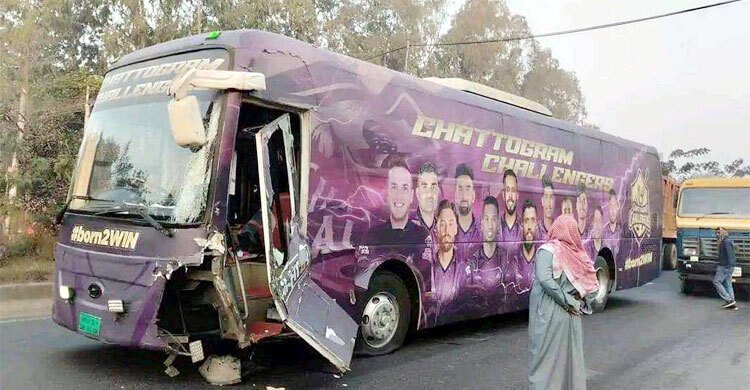  চট্টগ্রাম চ্যালেঞ্জার্সের টিম বাসে লরির ধাক্কা