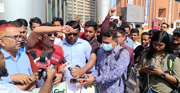  বাণিজ্যমেলার সময় বাড়ানোর দাবিতে ব্যবসায়ীদের বিক্ষোভ