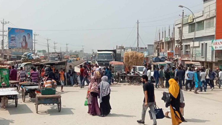 খুবির ২ ছাত্রকে মারধরের প্রতিবাদে শিক্ষার্থীদের সড়ক অবরোধ