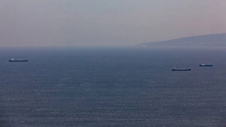 ইয়েমেন উপকূলে ক্ষেপণাস্ত্র হামলায় জাহাজে আগুন