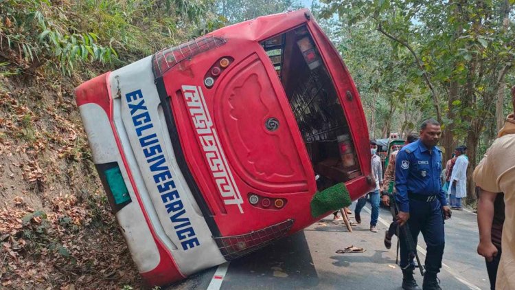 রাঙামাটিতে ৪০ যাত্রী নিয়ে উল্টে গেল পিকনিকের বাস