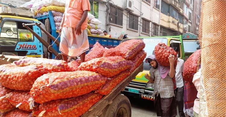ভারত থেকে ‘পেঁয়াজ আসার খবরে’ অস্থির খাতুনগঞ্জের বাজার