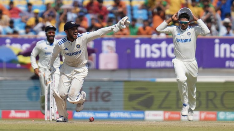 দুই টেস্ট খেলা তরুণের মাঝে ধোনির ছায়া দেখছেন গাভাস্কার