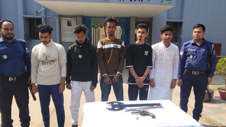 পাবনায় বিদেশি অস্ত্রসহ ৫ যুবক গ্রেপ্তার