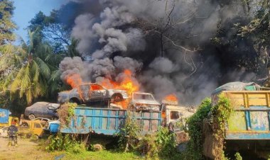  শাহবাগ থানার গাড়ির গ্যারেজে আগুন