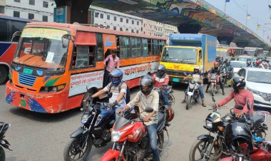 শেষ কর্মদিবসে সড়কে বেড়েছে যানজট, ভোগান্তিতে রোজাদাররা