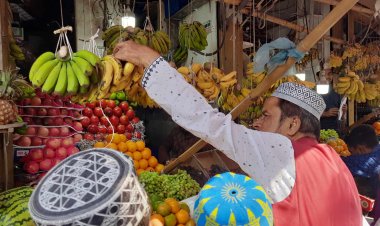 সব ফলের দাম বেশি, কেজির বদলে এক-দুই পিস কিনছেন অনেকে