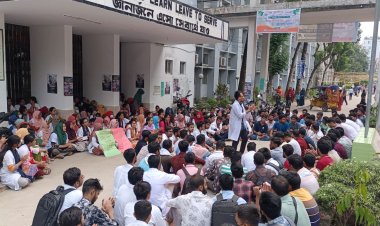 সারা দেশে একযোগে কর্মবিরতিতে ইন্টার্ন চিকিৎসকরা