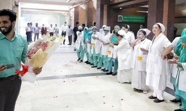 বিএসএমএমইউ: নতুন ভিসিকে স্বাগত জানাতে কর্মীদের লাইন ধরে অপেক্ষা