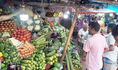  সবজিতে স্বস্তি, চাল পেঁয়াজ আলু চড়া