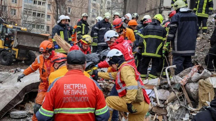 ইউক্রেনে অ্যাপার্টমেন্ট ব্লকে রাশিয়ার হামলা, নারী-শিশুসহ নিহত ৭