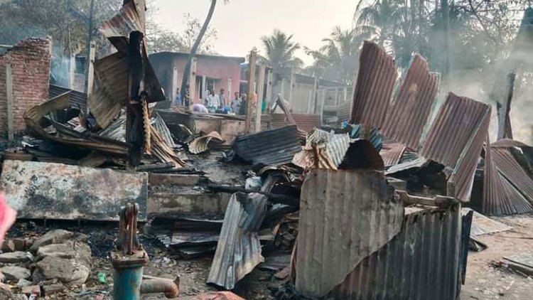 কর্ণফুলীতে পুড়ে ছাই ১৮ পরিবারের বসতঘর