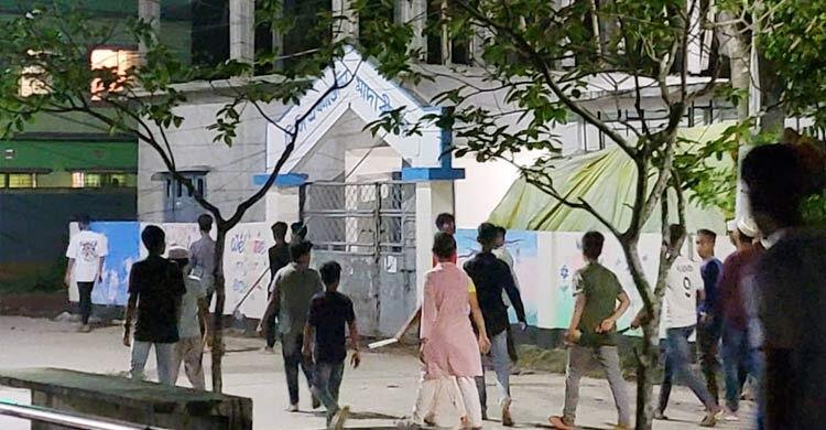 ধাক্কা লাগা নিয়ে সংঘর্ষ, ককটেল বিস্ফোরণ