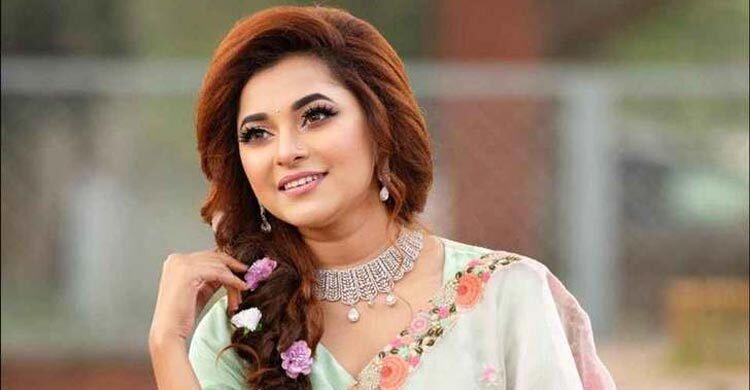 কন্যা সন্তানের মা হলেন গায়িকা লিজা