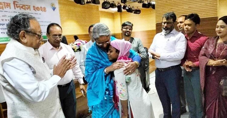  প্রতিবন্ধী নারীর পাশে ডা. দীপু মনি