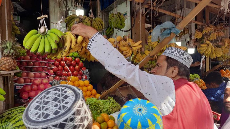 সব ফলের দাম বেশি, কেজির বদলে এক-দুই পিস কিনছেন অনেকে