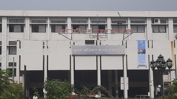 খুমেক হাসপাতালে ইন্টার্ন চিকিৎসকদের কর্মবিরতিতে দুর্ভোগে রোগীরা