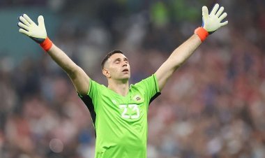 এক ম্যাচে দুই হলুদ, তবুও যে কারণে লাল কার্ড দেখলেন না মার্টিনেজ