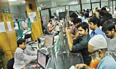 ব্যাংক থেকে টাকা তুলে নিচ্ছেন আমানতকারীরা