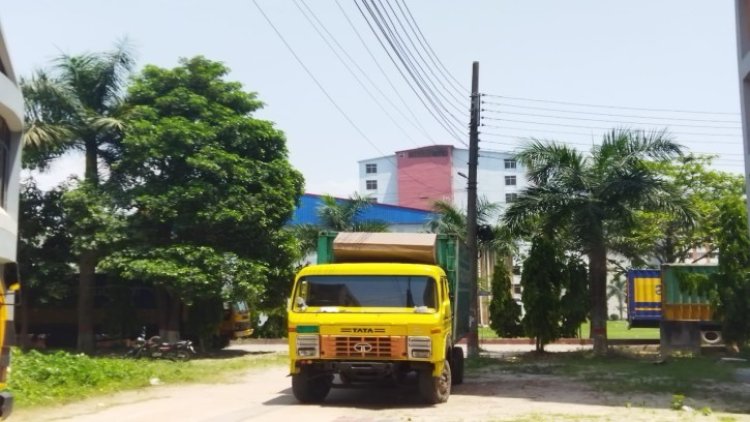 যবিপ্রবি সোলার প্যানেলের গাড়ি আটকে চাঁদা দাবি ছাত্রলীগের
