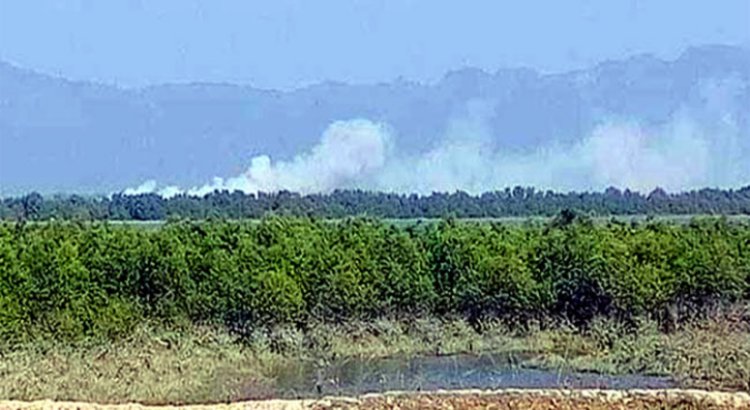 মিয়ানমারে সংঘাত: নাফ নদীর ওপারে বিকট শব্দের পর ধোঁয়া