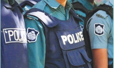 মধ্যরাতে দরজা ভেঙে নারীর কক্ষে ঢুকল ৭ পুলিশ!