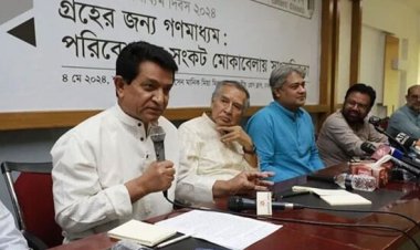 সাংবাদিক প্রবেশে নিষেধাজ্ঞা ব্যাংক লোপাটকারীদের উৎসাহিত করবে: এ কে আজাদ