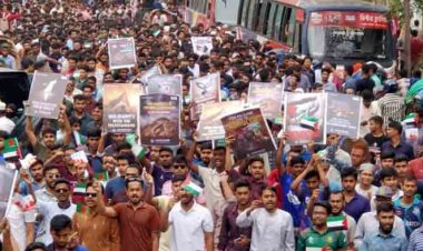 ফিলিস্তিনের পতাকা হাতে ছাত্রলীগের পদযাত্রা