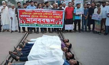 কাফনের কাপড় পরে ট্রেন আটকে বিক্ষোভ, আল্টিমেটাম