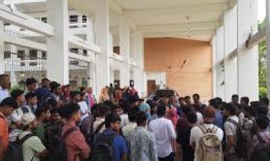 বাসে বিশ্ববিদ্যালয় ছাত্রীকে শ্লীলতাহানি, প্রতিবাদে শিক্ষার্থীদের বিক্ষোভ