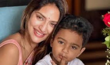 মা দিবসে ছেলে ঈশানকে প্রথমবার প্রকাশ্যে আনলেন নুসরাত