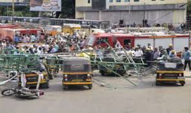 ভারতে বিলবোর্ড ভেঙে পড়ে নিহত ৩