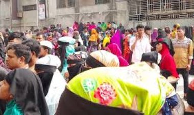 হকার উচ্ছেদের প্রতিবাদে লালবাগ পুলিশের উপকমিশনারের কার্যালয় ঘেরাও