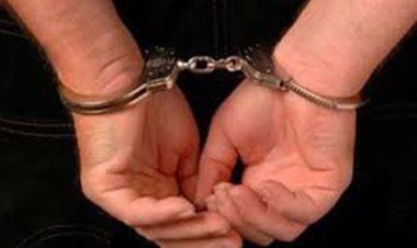 প্রবাসীর সোনা ছিনতাইকালে জনতার হাতে সোর্সসহ পুলিশ কর্মকর্তা আটক