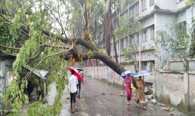 বিদ্যুৎহীন দক্ষিণাঞ্চলের ৪০ লাখ গ্রাহক, প্লাবিত গ্রামের পর গ্রাম