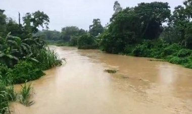 বিপৎসীমার ওপরে মুহুরী নদীর পানি