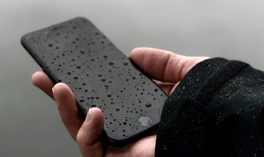 মোবাইল পানিতে পড়লে শুধু মুছলে হবে না! পানি বের করতে যা করবেন