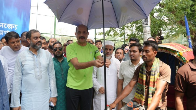 উত্তরায় রিকশাচালকদের ছাতা দিলেন মেয়র আতিক