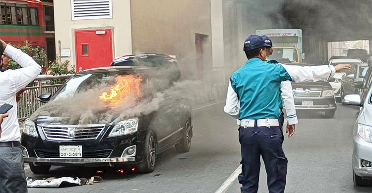  কারওয়ান বাজারে হঠাৎ প্রাইভেটকারে আগুন